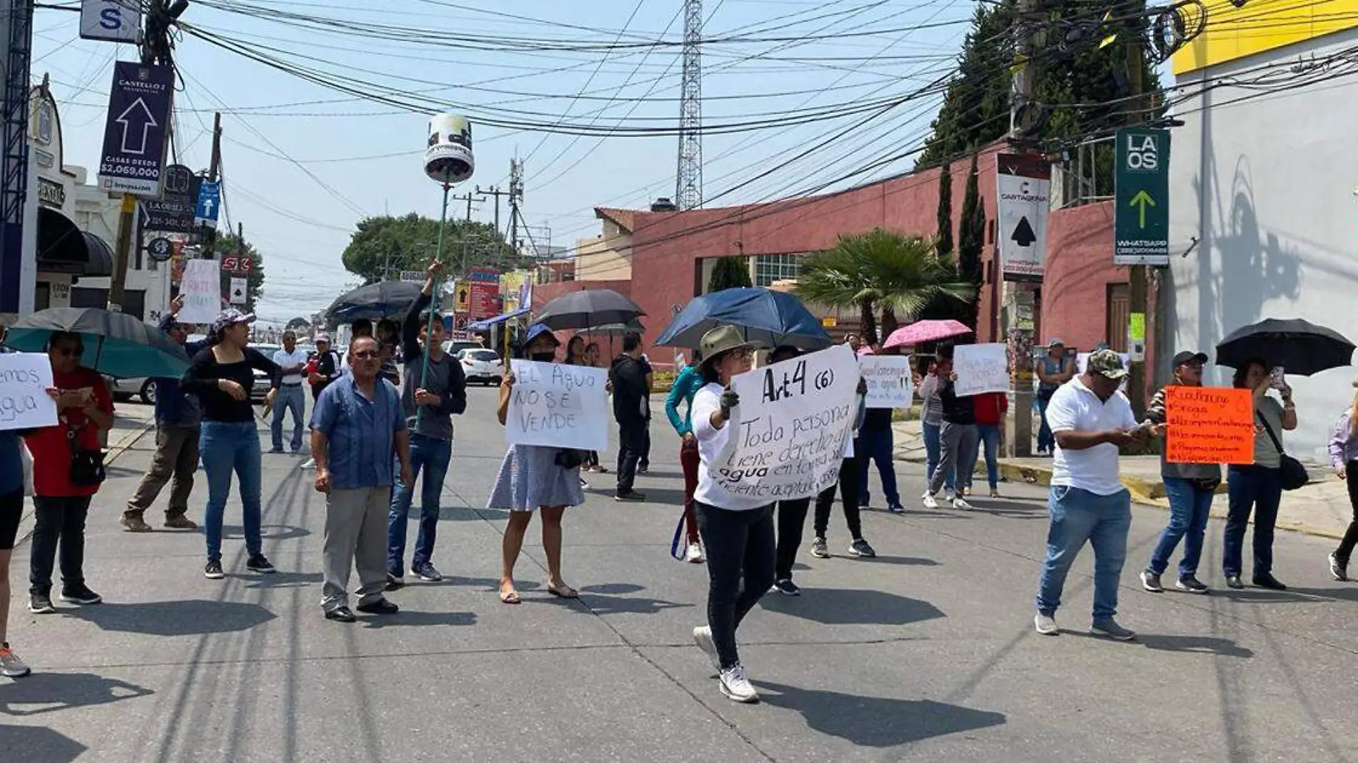 Un grupo de residentes de fraccionamientos de Cuautlancingo, bloquea la avenida México-Puebla